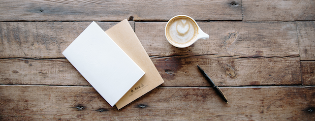 Schreibtisch mit Kaffeetasse