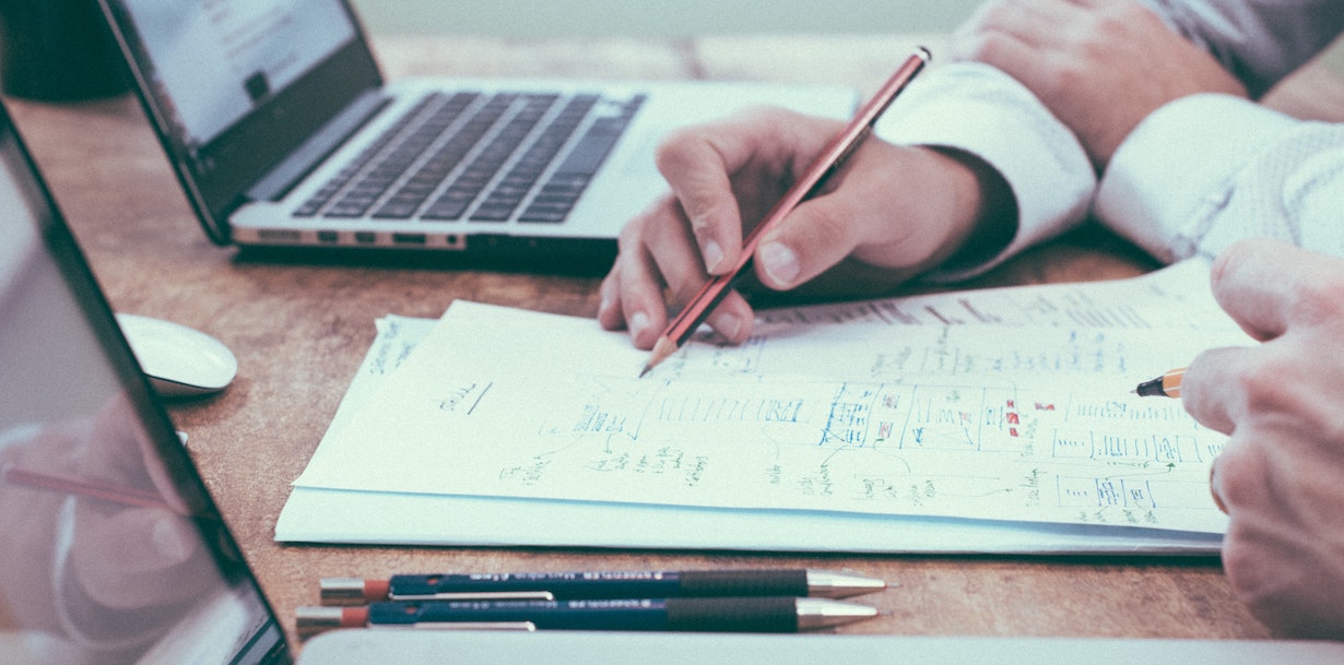 Laptop und Arbeitspapier